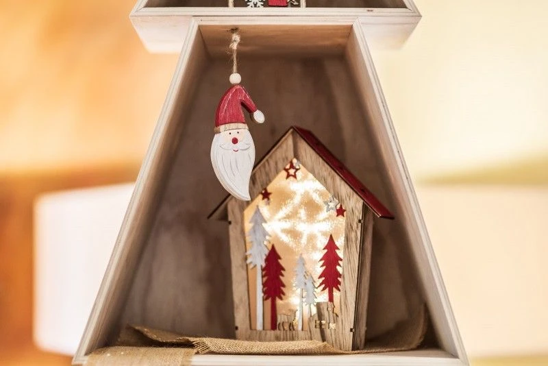 Chaks 10006, Maison Lumineuse Noël Bois Naturel/rouge Avec Leds 24cm 5 Chaks 10006, Maison Lumineuse Noël Bois Naturel/rouge Avec Leds 24cm – Image 3